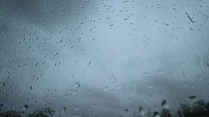 窗外下雨了 窗外下雨了