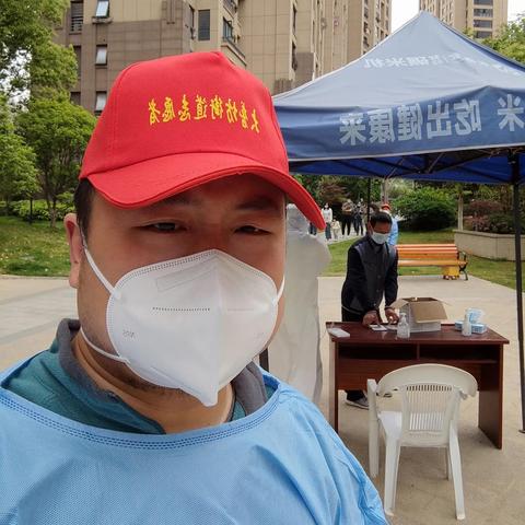 朋友发来消息,说芜湖下了暴雨,问我是否安好。我回他一个笑脸,说这里连一滴雨都没有下。他发来一段视频,车窗外雨刷疯狂摆动,雨水如瀑,能见度不足十米。我抬头看看窗外,阳光正好,晒得人有些发晕 朋友发来消息,说芜湖下了暴雨,问我是否安好。我回他一个笑脸,说这里连一滴雨都没有下。他发来一段视频,车窗外雨刷疯狂摆动,雨水如瀑,能见度不足十米。我抬头看看窗外,阳光正好,晒得人有些发晕